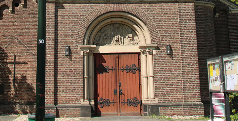 Kirchentuer-St-Mariae-Himme