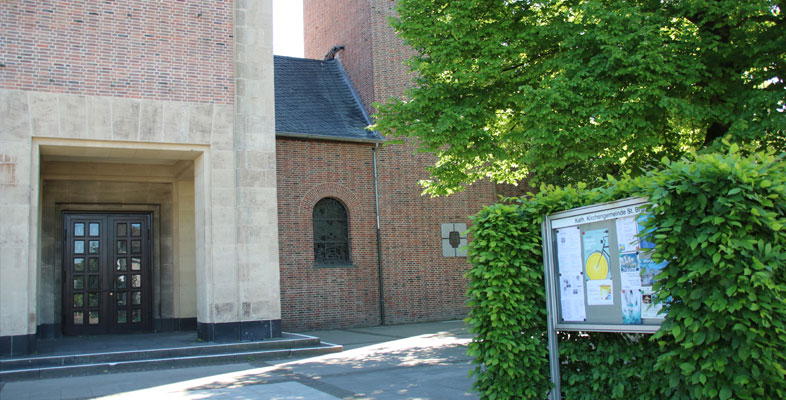 Vor-der-Kirche-St-Bruno