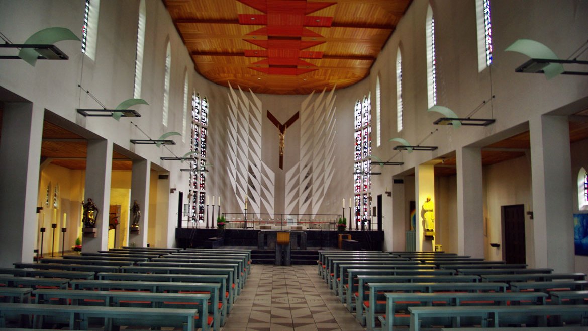Licht und hell ist der Kirchenraum von St. Bruno.